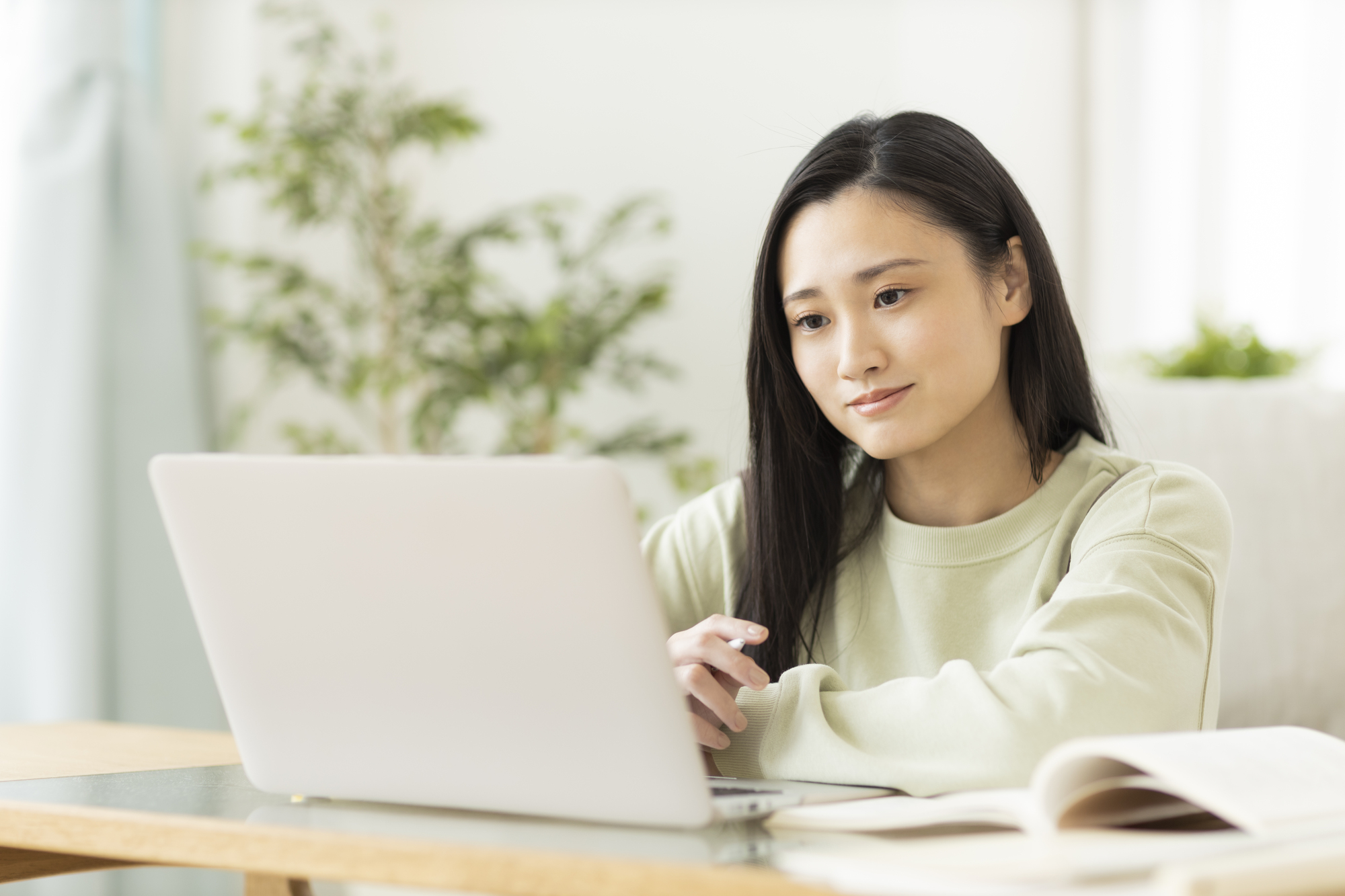 ライブ授業を受ける女性